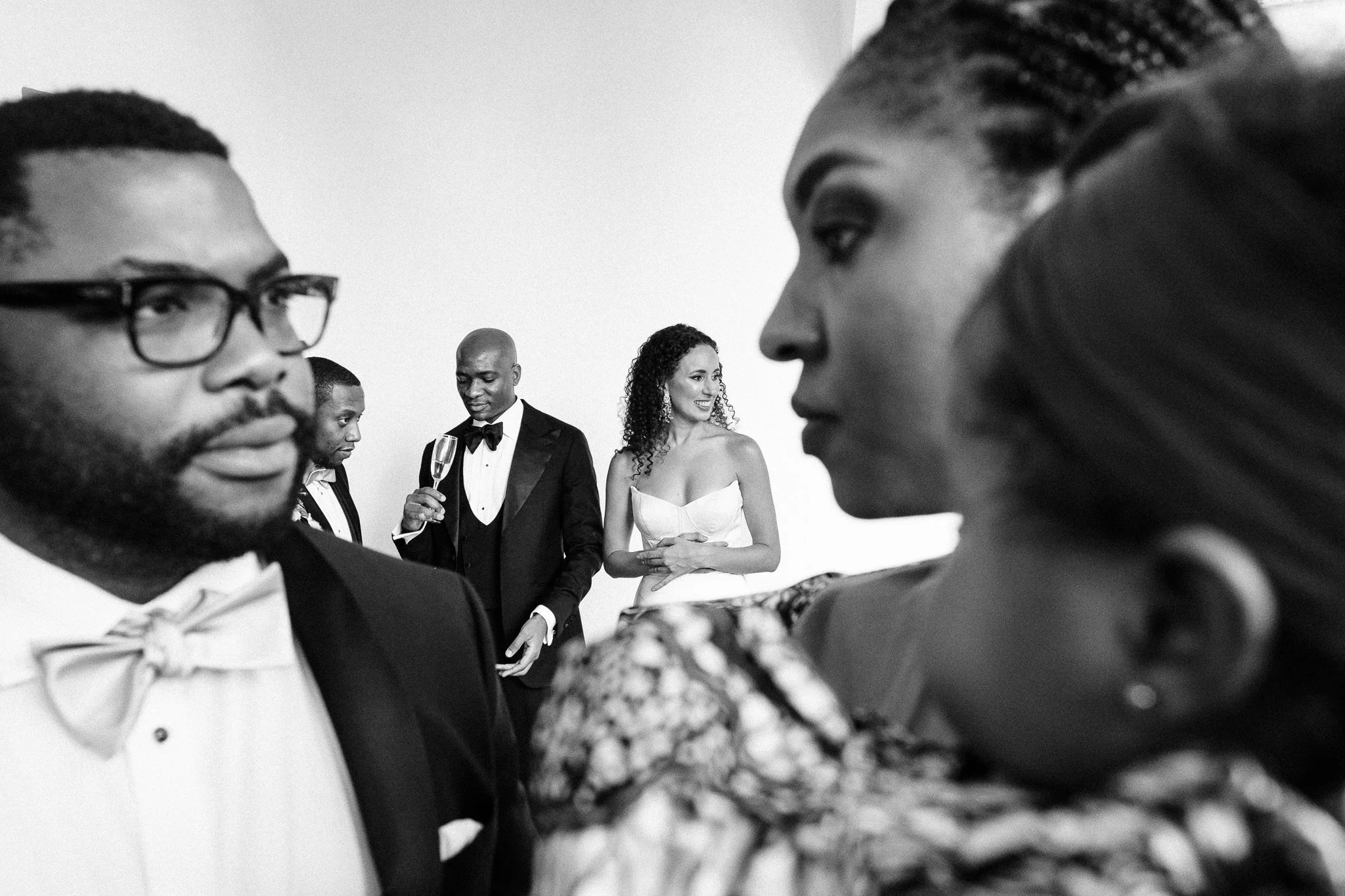 Documentary wedding photography capturing the transition after family portraits by Lucca Lazzarini.