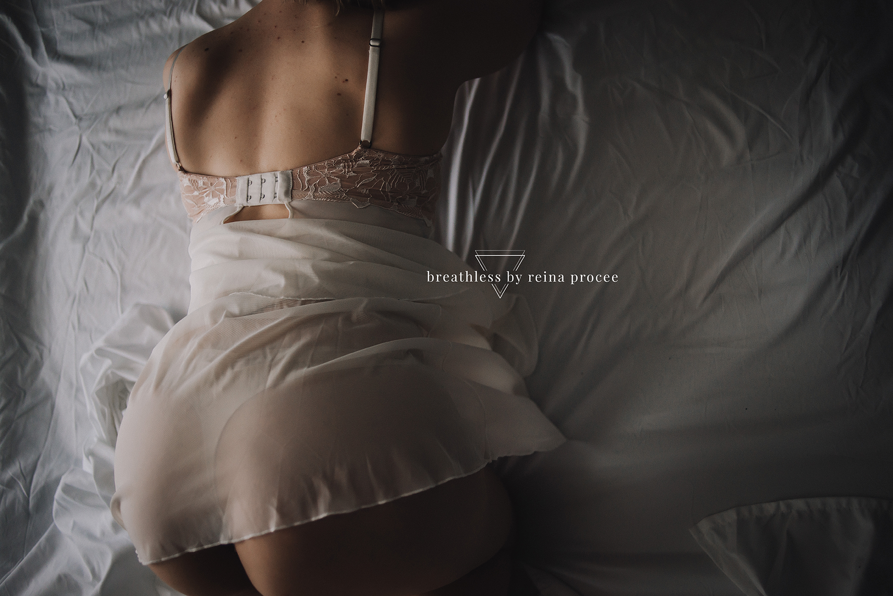 montreal-beautiful-boudoir-photography-studio-13.png