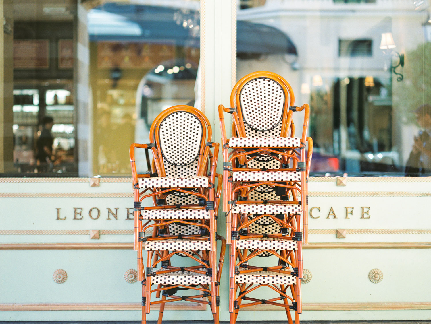 Las Vegas Nevada | Coffee Shop Engagement | Leoné Café | Tivoli Village | Kelsey & Nate | kelseyandnate.com