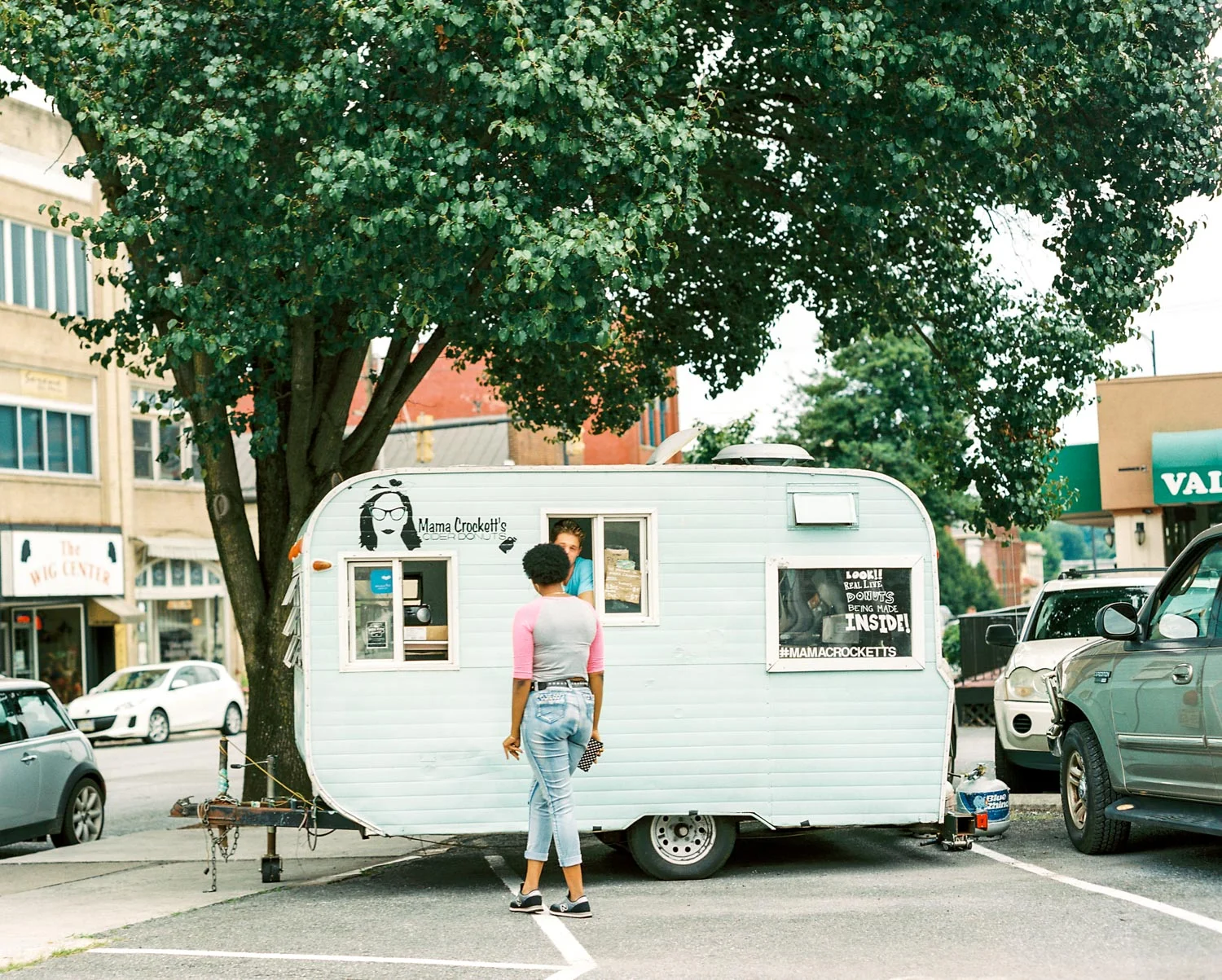 Downtown Lynchburg Community Market | Farmer's Market | Lynchburg Virginia Photographer | Mama Crockett's Donut Truck | Kelsey & Nate | kelseyandnate.com
