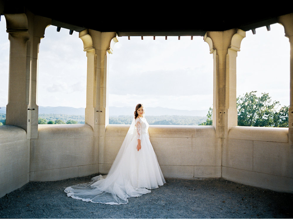 timeless-classy-cathedral-veil-bridal-session-biltmore-north-carolina-wedding-film-photographer-8.jpg