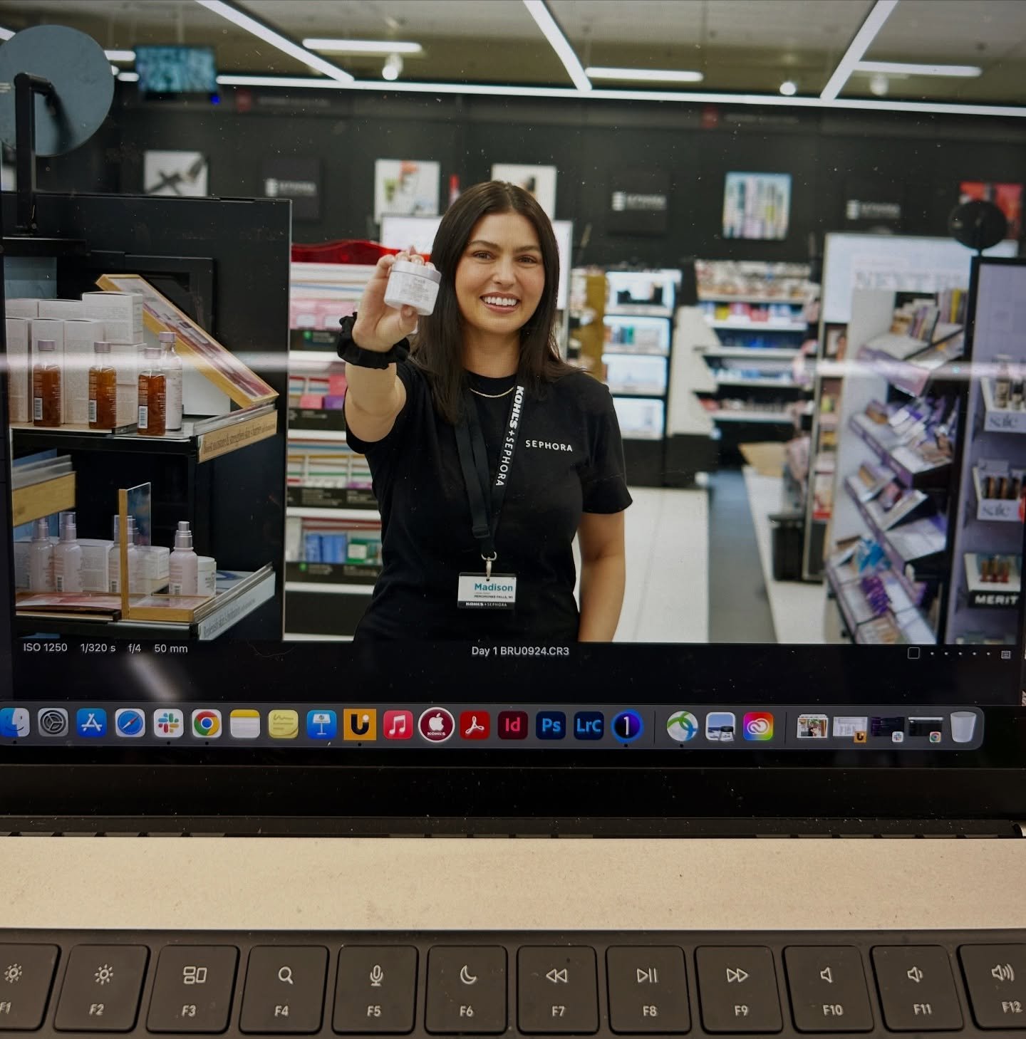 Sharing a little #bts for the feed&hellip;. 

Smiling more is a great New Year&rsquo;s resolution! 

#modelpose #chicagomodel #chicagomodelcoach