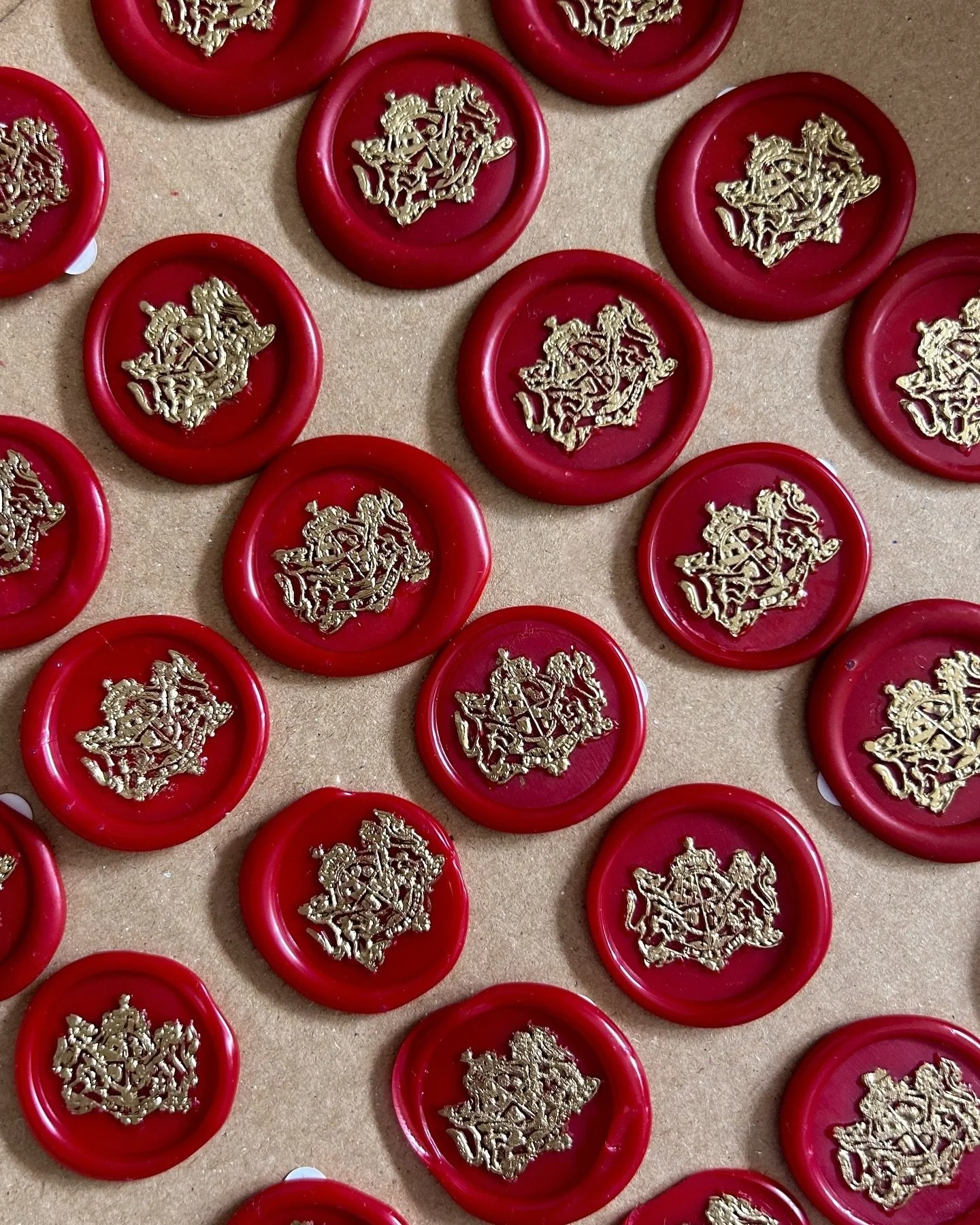 This rich red wax is my personal fav, instantly transporting ✨ What wax seal color are you in love with right now? I also love a good taupe!