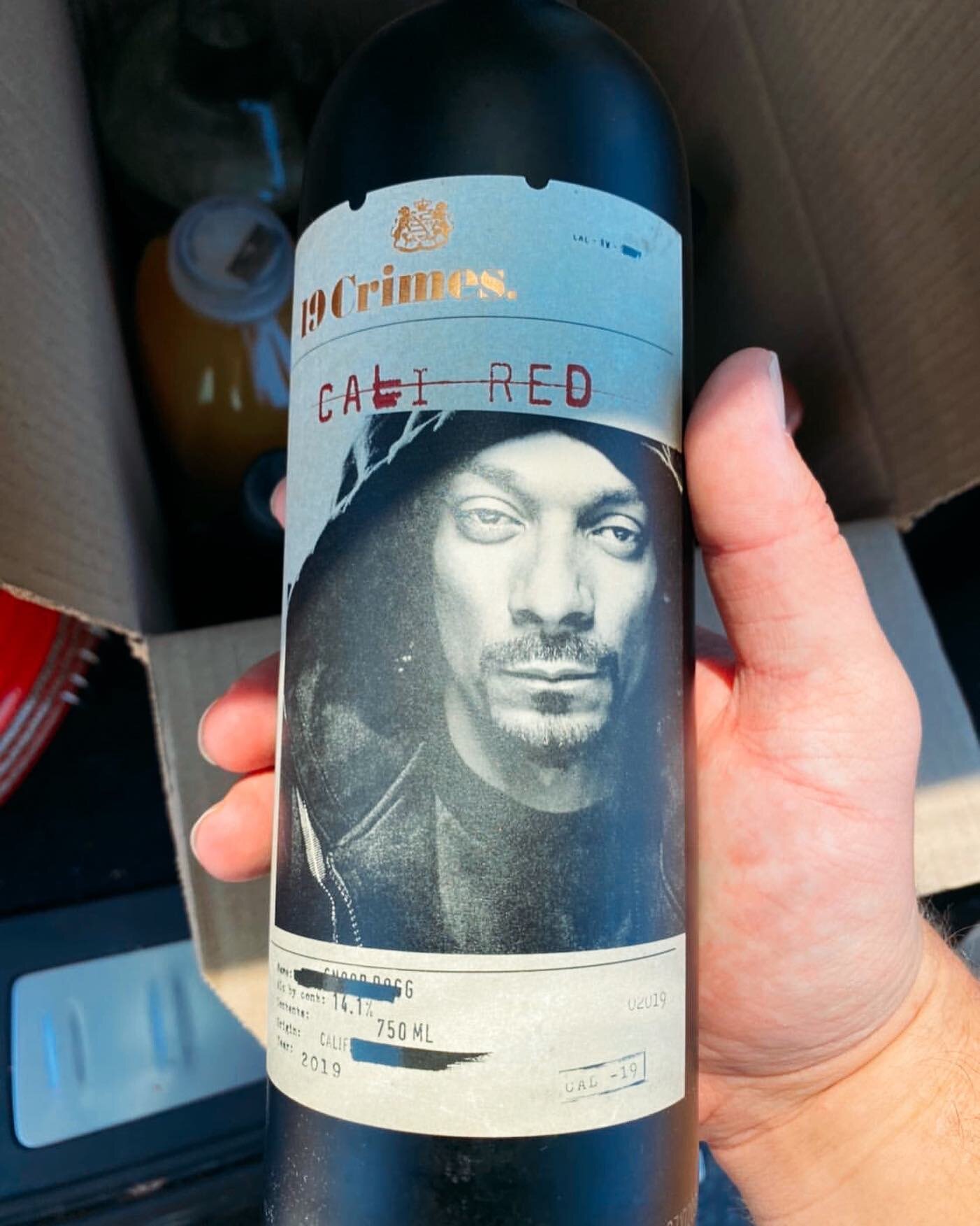 This is probably my fave wine collab ever @19crimes and @snoopdogg 🍷🙌🏼 Now I just need to find a bottle to drink...
.
📷: @zackedison 
.
.
.
.
.
.
.
.
.
.
.

#winelover #wine #wines #vin #vino #vina #wien #wijn #cheers #winepairing #winetasting #w