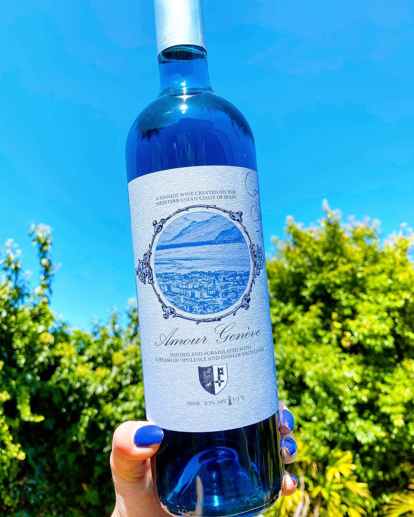 I finally tried the world&rsquo;s first naturally blue wine from @amourgeneve and it was signed with a note by @mr.coviello himself!! 💙 For starters, this wine is so unique and I love that it&rsquo;s blue. So crisp, refreshing, and you can absolutel