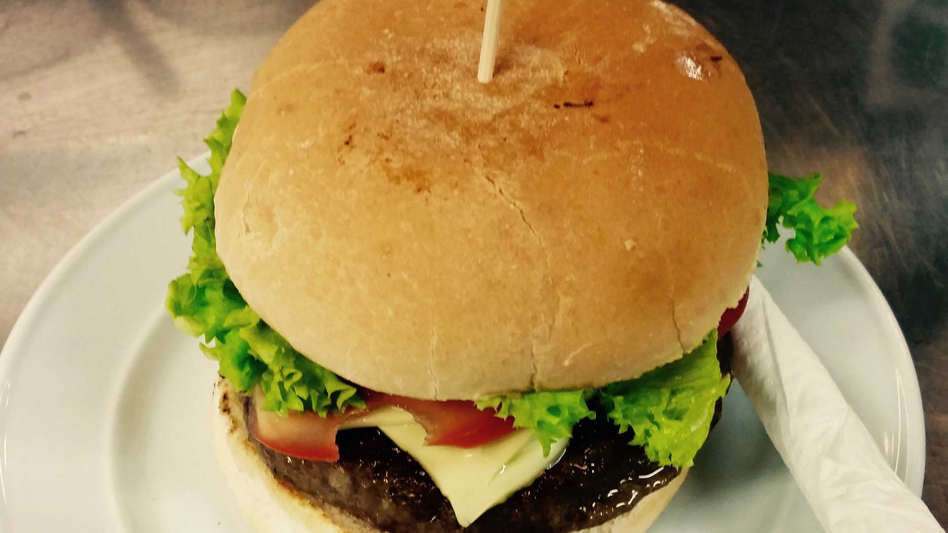 Angus beef burger with relish & aioli