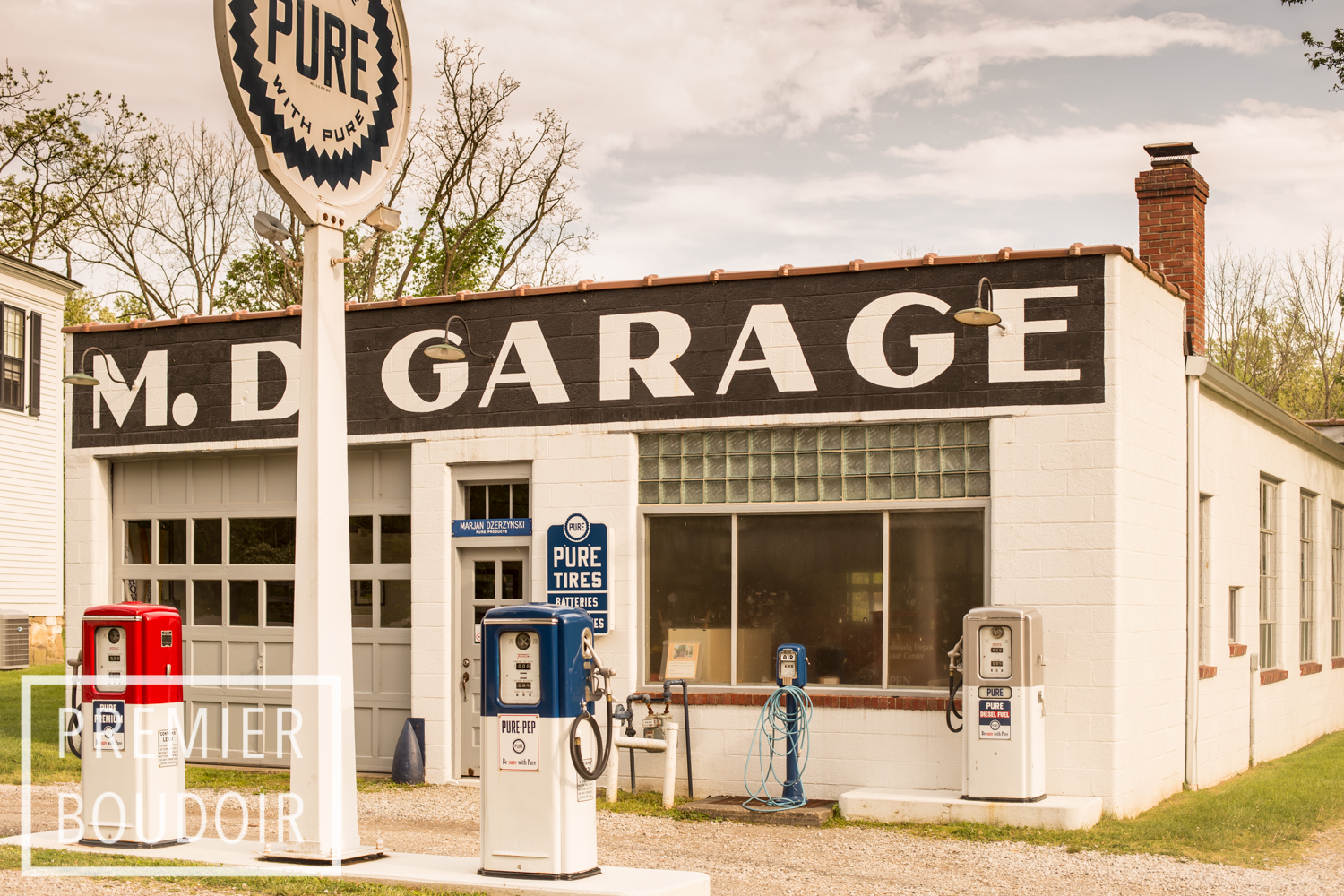 VINTAGE GAS STATION - NEAR BOSTON MILLS SKI RESORT