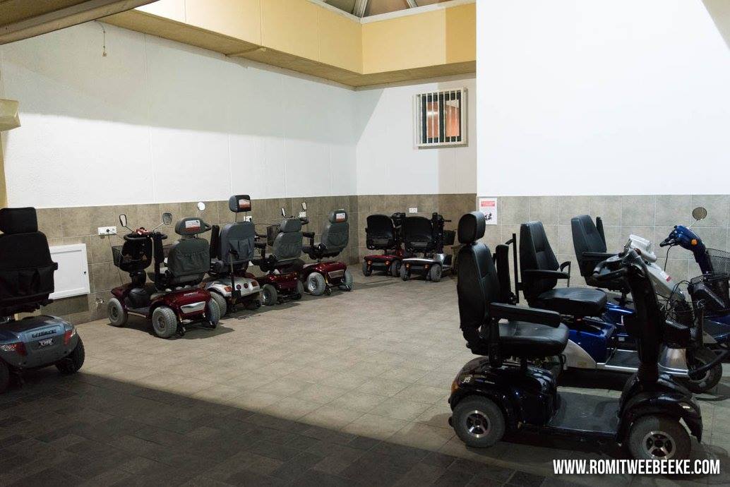 De scootmobielen worden opgeladen en de meeste hotels hebben hiervoor buiten speciale parkeerplaatsen met oplaadpunten. Ondertussen wordt er gekaart, gezongen, gedanst en gelezen. Deze Engelsman trof ik iedere avond in de lobby. Lezend, onder een geïmproviseerde leeslamp.