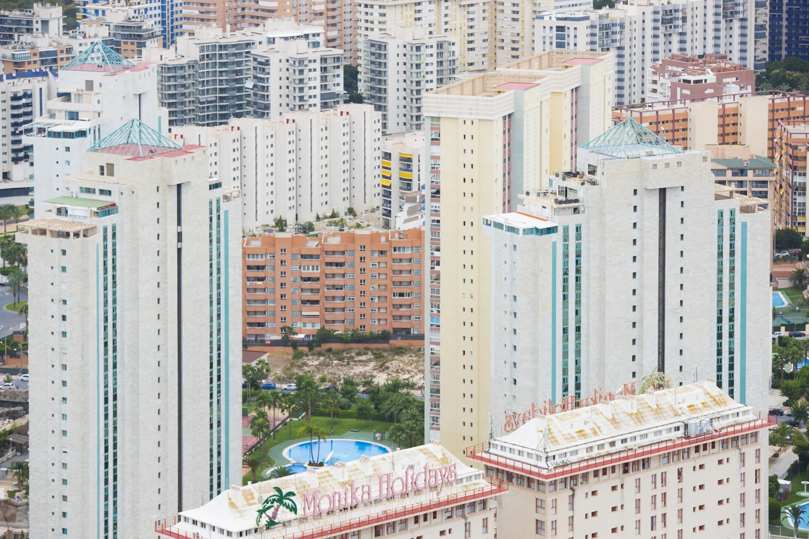 Vroeger een klein vissersdorpje, nu een stad met ruim 330 wolkenkrabbers en bijna 70.000 tijdelijke verblijfplaatsen. Benidorm is uitgegroeid tot een van de populairste overwinterbestemmingen van Europa. Fotograaf Romi Tweebeeke (28) trad wekenlang in de voetsporen van deze overwinteraars, de stad werd voor haar een decor. Ze keerde terug met talloze verhalen en foto’s. In haar boek 'Over Wintertijd' reizen we met Romi mee en ontdekken we dat we beslist niet oud hoeven te worden achter de geraniums.