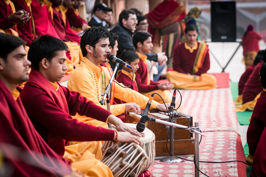 There is a rich tradition of Hindu hymns that accompany the Aarti. Harmoniums, flutes, tabla drums, and bells are traditional instruments that accompany the vocal melodies.