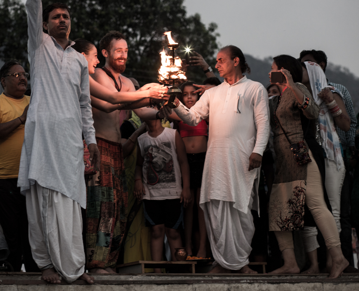 Frities and Amelie participating in a Fire Puja at the banks of the Ganga in Rishikesh. 