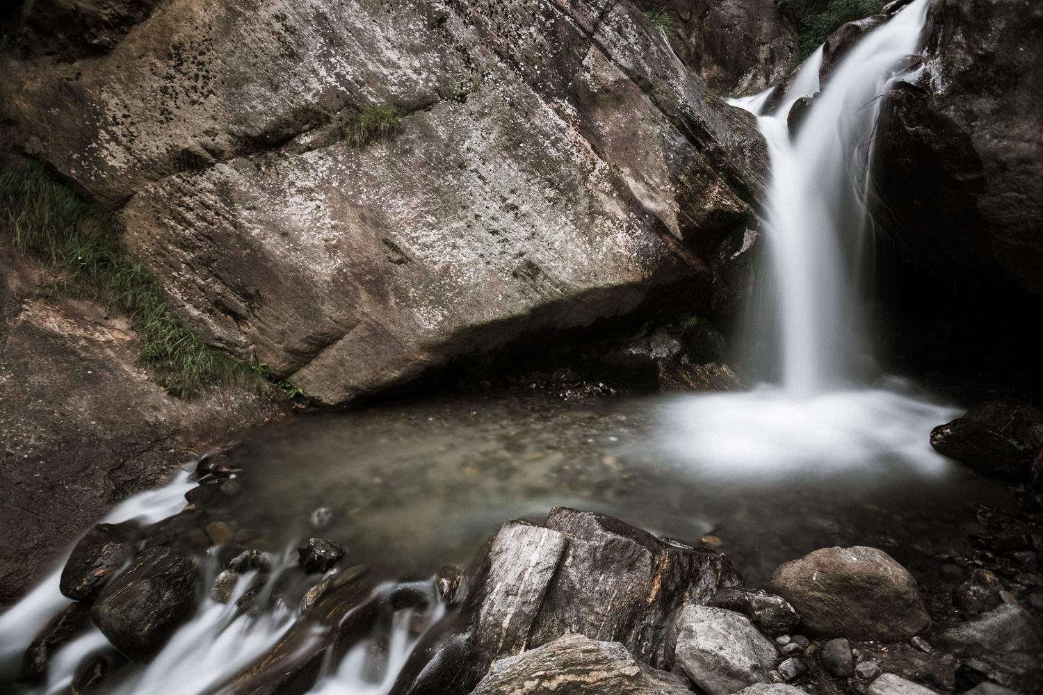  This waterfall, a short hike from the village of Tosh, is a popular rest-spot for trekkers. &nbsp; 