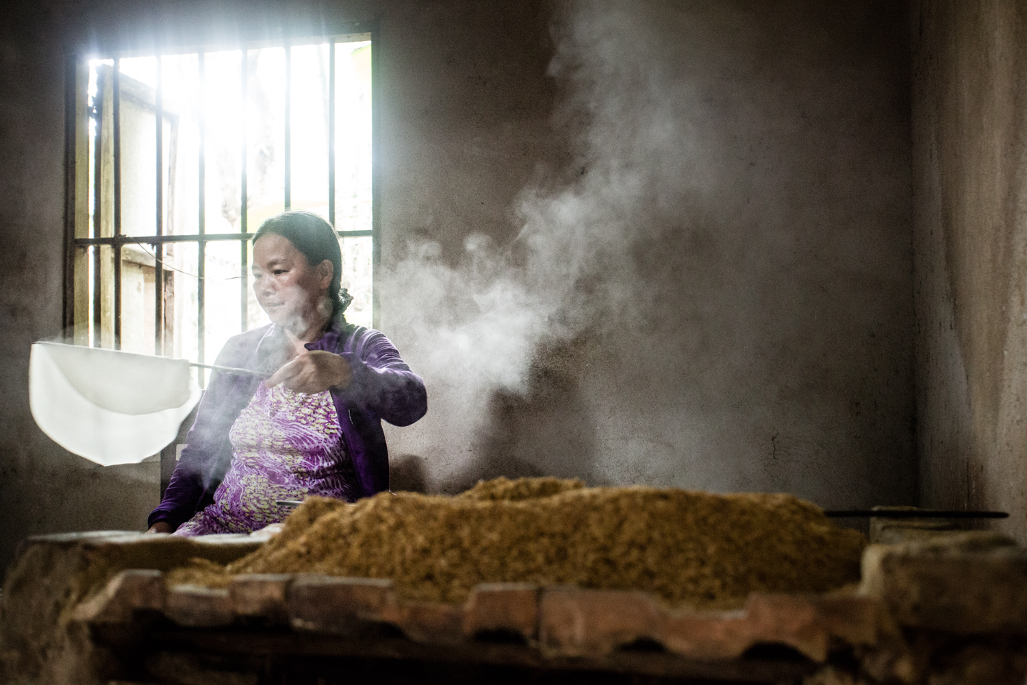 A resident of Kim Bong Village, near Hoi An, making bánh tráng (rice paper). 