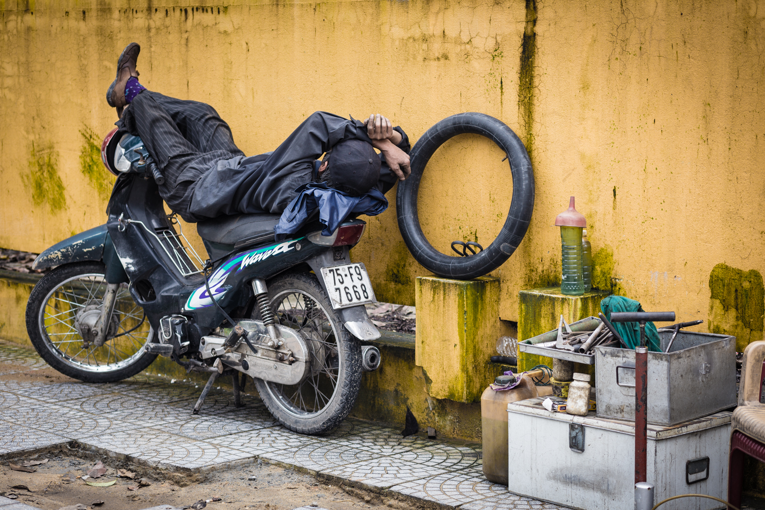 The Vietnamese LOVE napping on their bikes like this. 