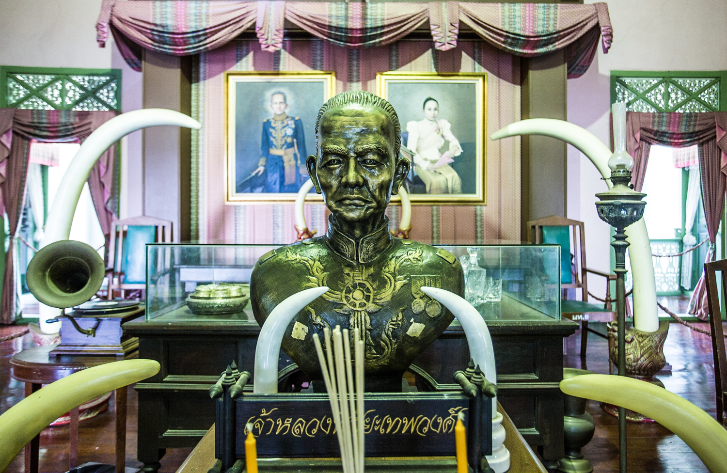 The official reception and office of the last Chao Luang (Lord) of Phrae. The Chao Luang's mansion was built in 1982, during the zenith Phrae's teak trade. The Chao Luang is depicted in the bronze bust and the portrait in the background.
