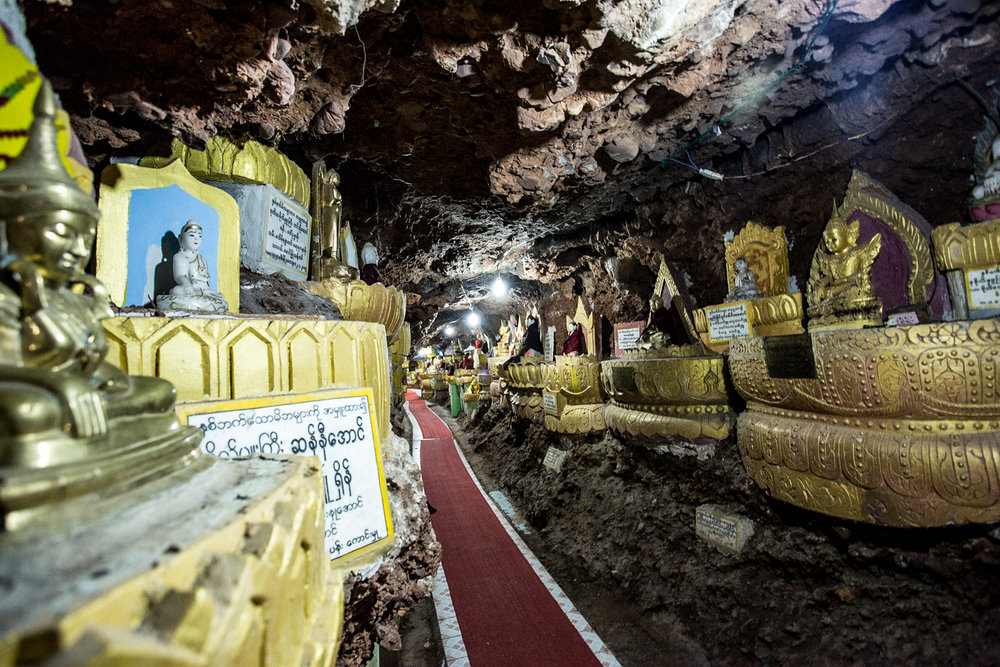  Shwe Oo Min Paya, Myin Ma Hti Cave, suppossedly built more than 2000 years ago, features thousands of Buddha statuettes.&nbsp; 
