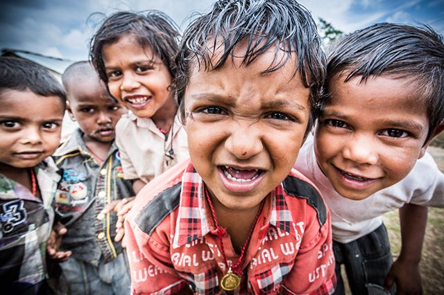 📷By Shalev Netanel @netanelphotography #cow #children #boys #india #chennai #slum #portrait