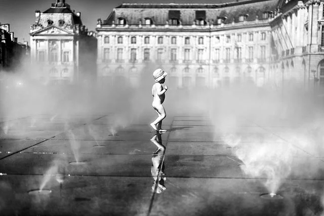 Photographer: Iñigo Echenique @allthesehumans . Burdeos (2015) #travel #allthesehumans #child #street #monochrome