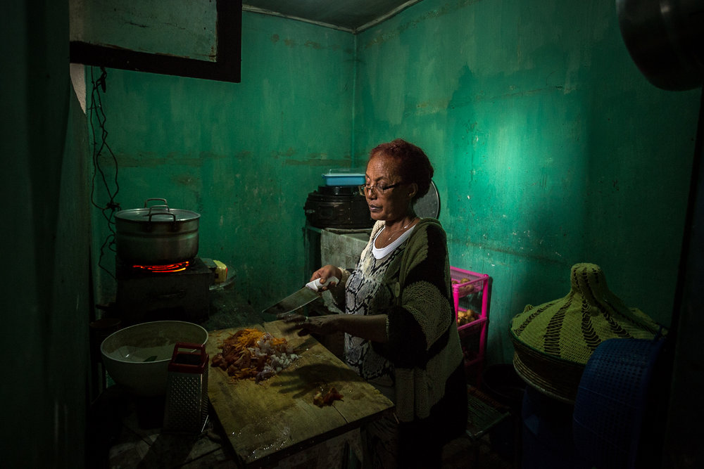  Ejigayeh, one of the Origins Homes program's "mothers" preparing food.&nbsp; 