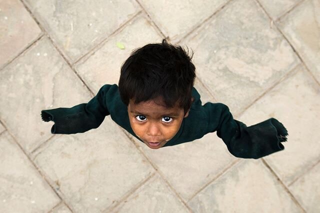 Photographer: Iñigo Echenique @allthesehumans . Varanasi, India (2017). #travel #allthesehumans #boy #child #india #asia #varanasi
