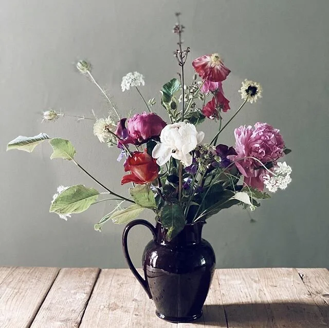 Friday flowers arrived today courtesy of @yolandachiaramello a local florist who I only discovered just before lockdown. Hope to be able to visit her shop soon but for now this lovely garden bouquet is a great introduction to her beautiful work 💚
