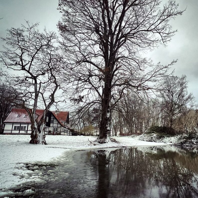 Lige nu har vi f&aring;et endnu en smuk s&oslash; i baghaven.  Godt Nyt&aring;r, vi gl&aelig;der os til at byde g&aelig;ster velkommen i 2024.  #happynewyear #snow #winter #2024 #january #whitelandscape #hotel #welcome