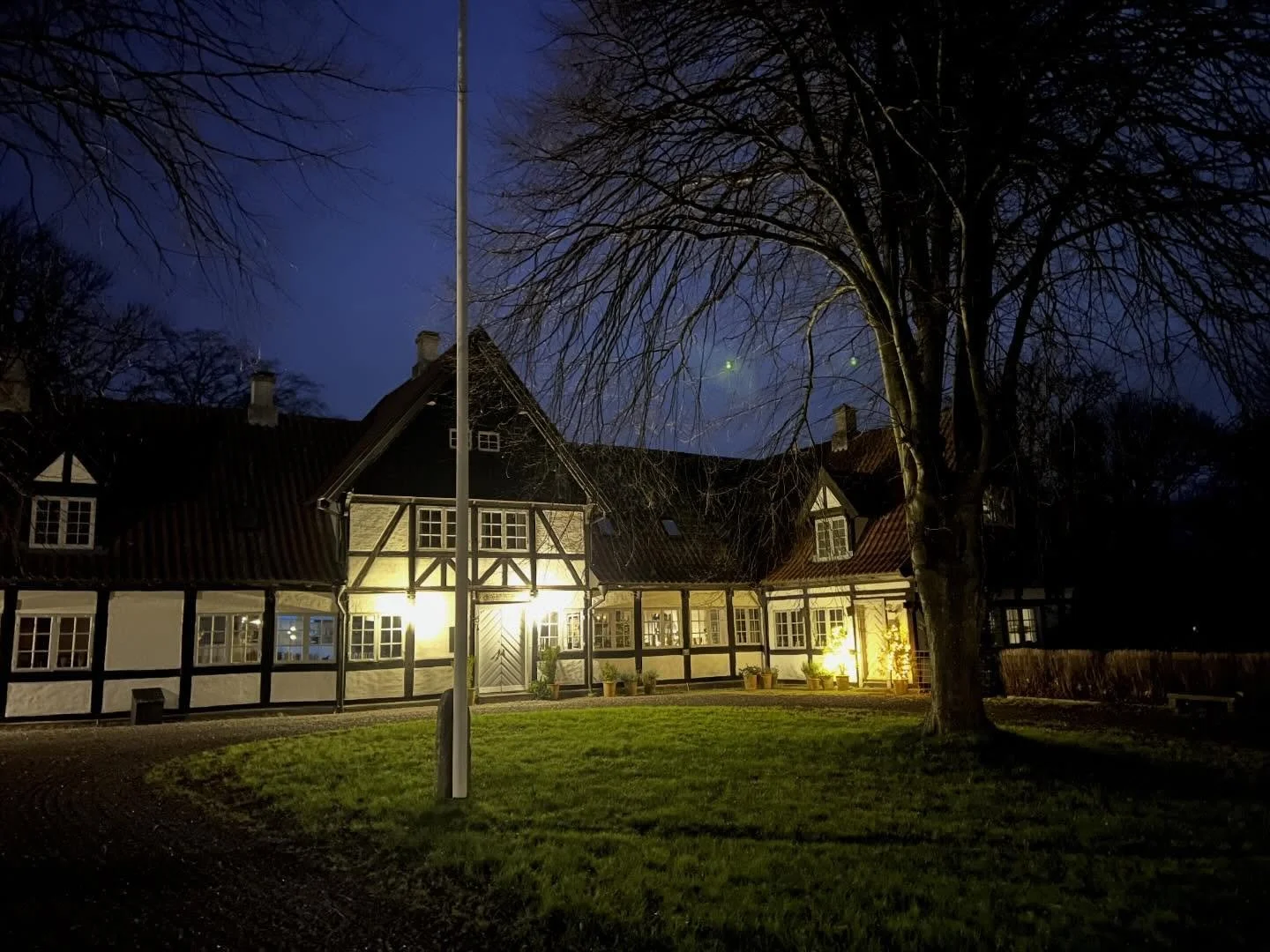 Godt Nyt&aring;r h&aring;ber vi ses i 2026. #happynewyear #2026 #bedandbreakfast #summerhotel #cafe #artgallery #sams&oslash; #dk