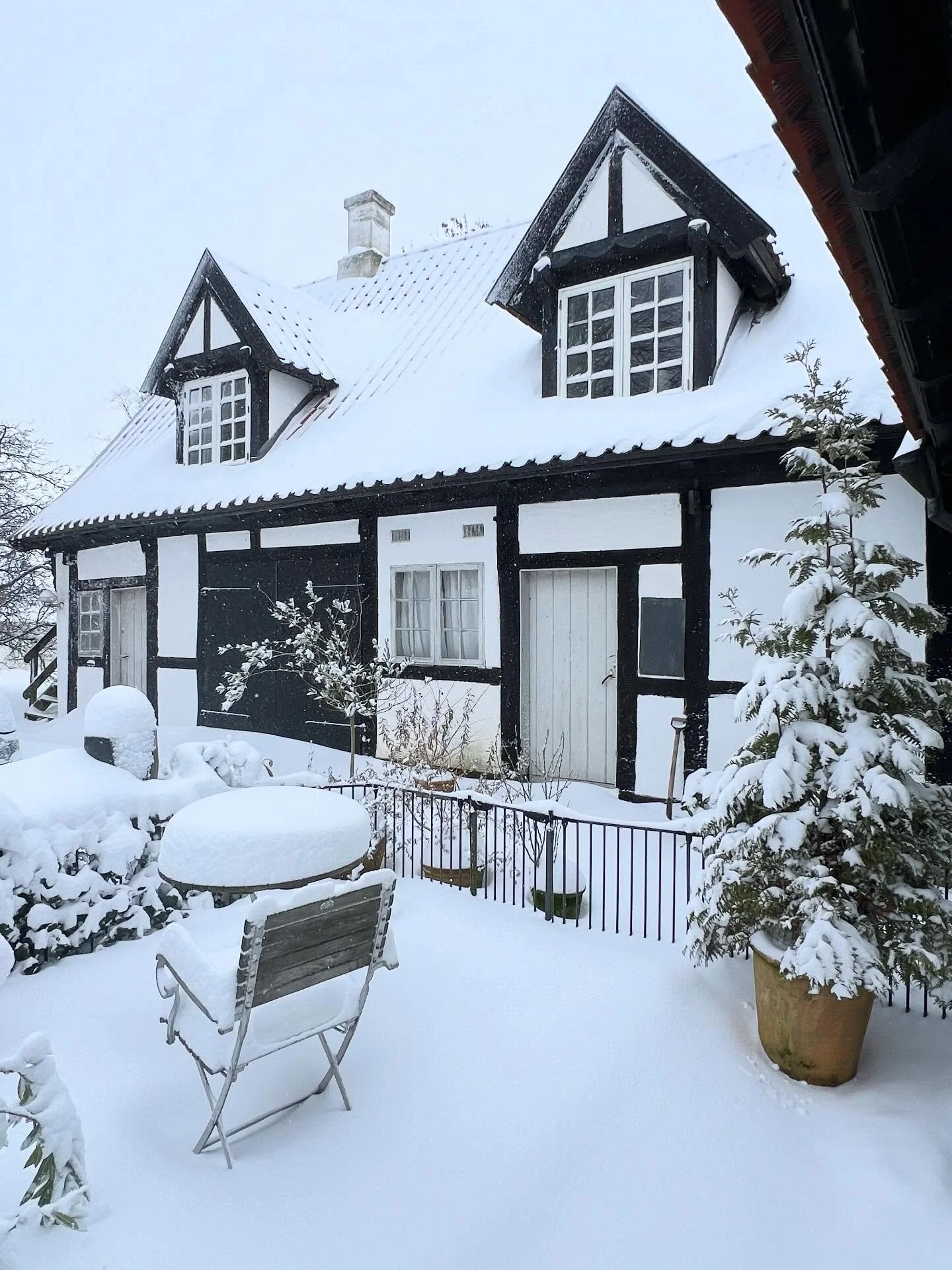 S&aring; kom sneen, vi elsker det.  #vinter #sne #overnatning #cafe #kunst