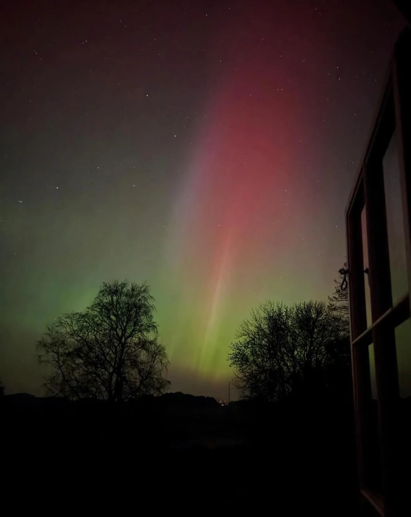 Karlsvognen indhyllet i Nordlyset.  #nordlys #karlsvognen #bedandbreakfast #vadstrup1771 #sams&oslash; #velkommen2026