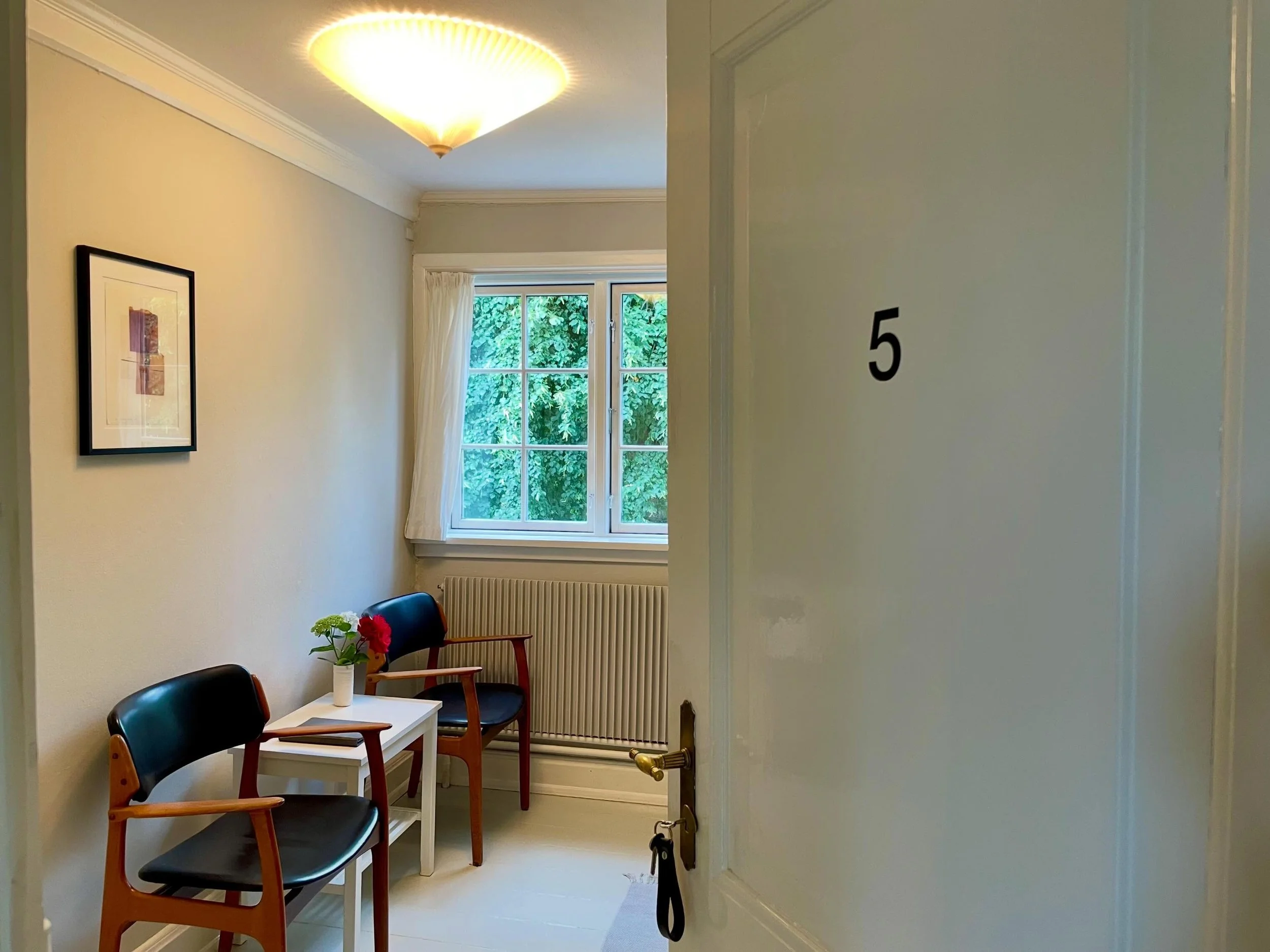 V&aelig;relse 5
V&aelig;relse 5 er indrettet ved at sammenl&aelig;gge to af husets oprindelige v&aelig;relser. I forbindelse med ombygningen er der etableret eget bad og toilet, mens v&aelig;relsets oprindelige proportioner, placering i huset samt d&