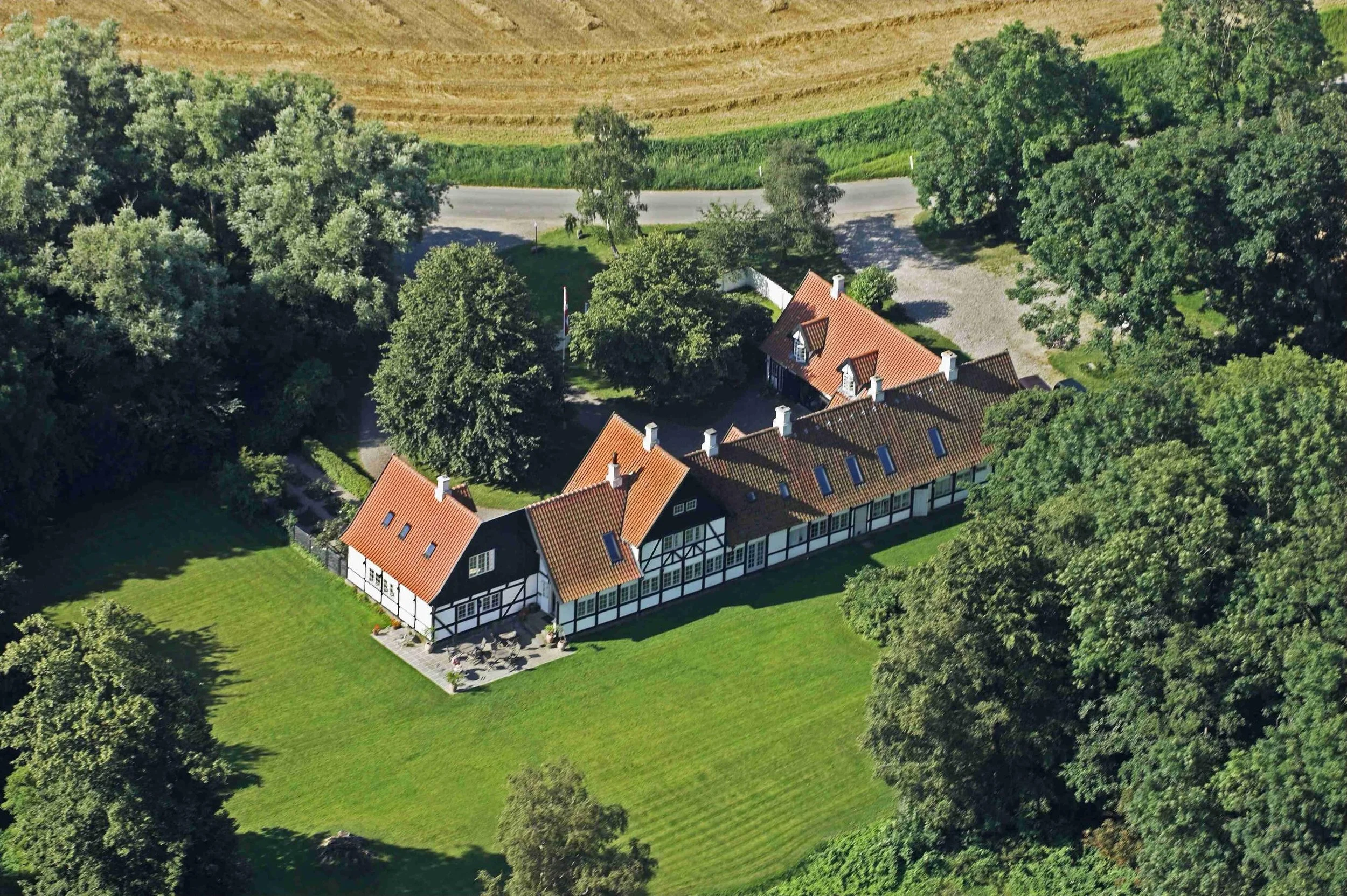 &Aring;bningstider i Galleri og Caf&eacute; i september:
Fredag og l&oslash;rdag 14-17.  I Galleriet vises v&aelig;rker af Rie Toft og i Caf&eacute;en serverer vi kolde og varme drikke og hjemmebag.  Vi gl&aelig;der os til at byde velkommen.