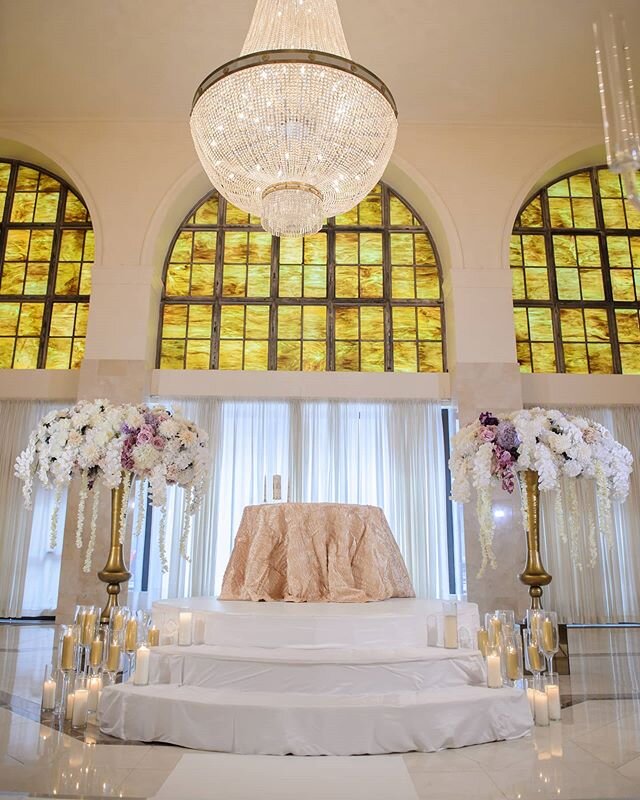 Ceremony time! A look back at a simple, yet elegant design. #flashbackfriday 📷 @inijephoto florals @theperfectcreation