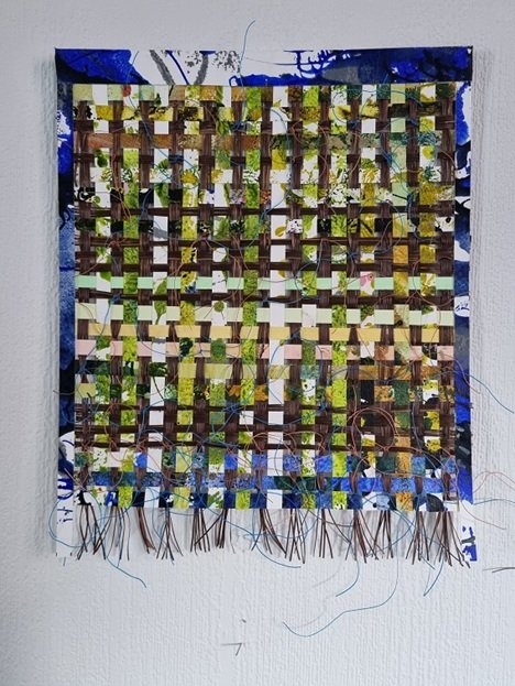 024 vlechtwerken serie Grondwerk - (30x21cm)  vlechtwerk, papier, siergras, visnetpluis