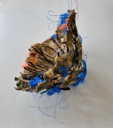 025 Imperfecte nestvorm - ( 18x20cm) zeesla, riemwier, visnetpluis, lijm