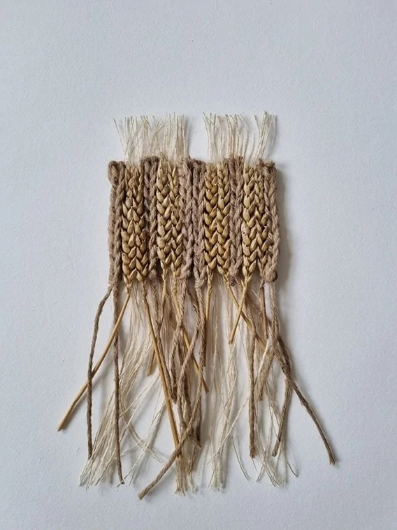 026 Uitgroei - (30x13cm) tarwehalmen, jute touw, lijm, papier (verkocht)