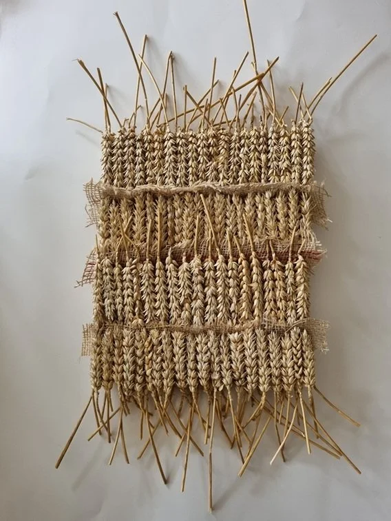 026  Stapeling - (60x28cm) tarwehalmen, jute, lijm op karton
