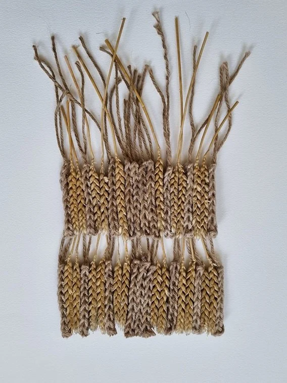 026 Groei - (40x20cm) tarwehalmen, jute touw, lijm, papier