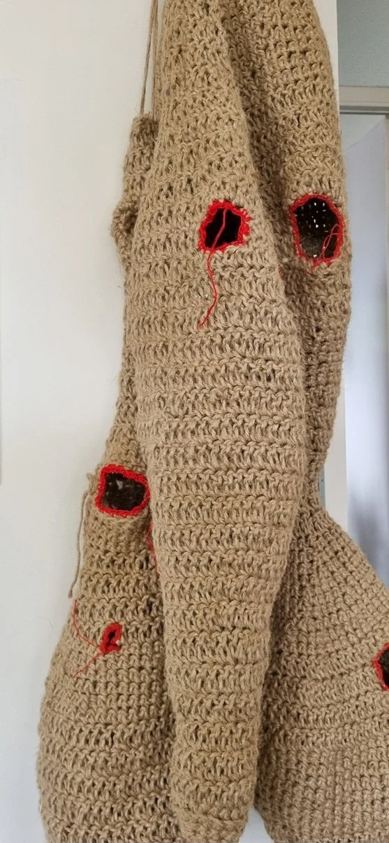 026 Imperfecte nesten - (90cm, 125 cm, 90 cm) jute touw, rood garen