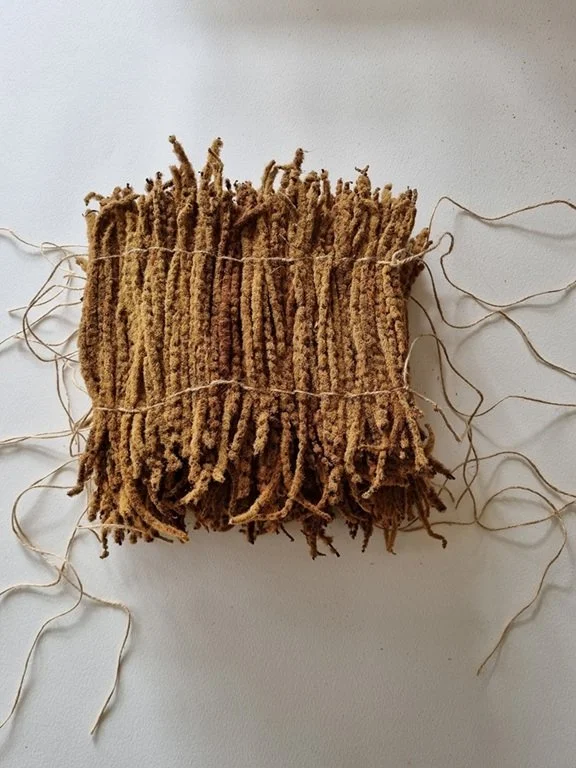 026 serie: Stapeling - (20x20x10cm) aarvormige gedroogde  bloemen tamme kastanje, jute touw          