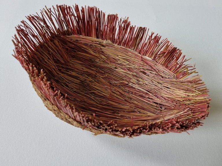 026 serie: Imperfect nest - (26x15x11cm) papier, lijm, lisdodde, siergras, 