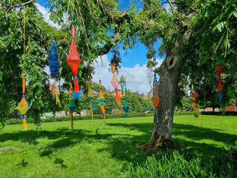 026 Installatie Imperfecte nest vormen buiten bij de Nicolaaskerk, nylon netjes van aardappel- uien- bloembollen, visnetpluis 