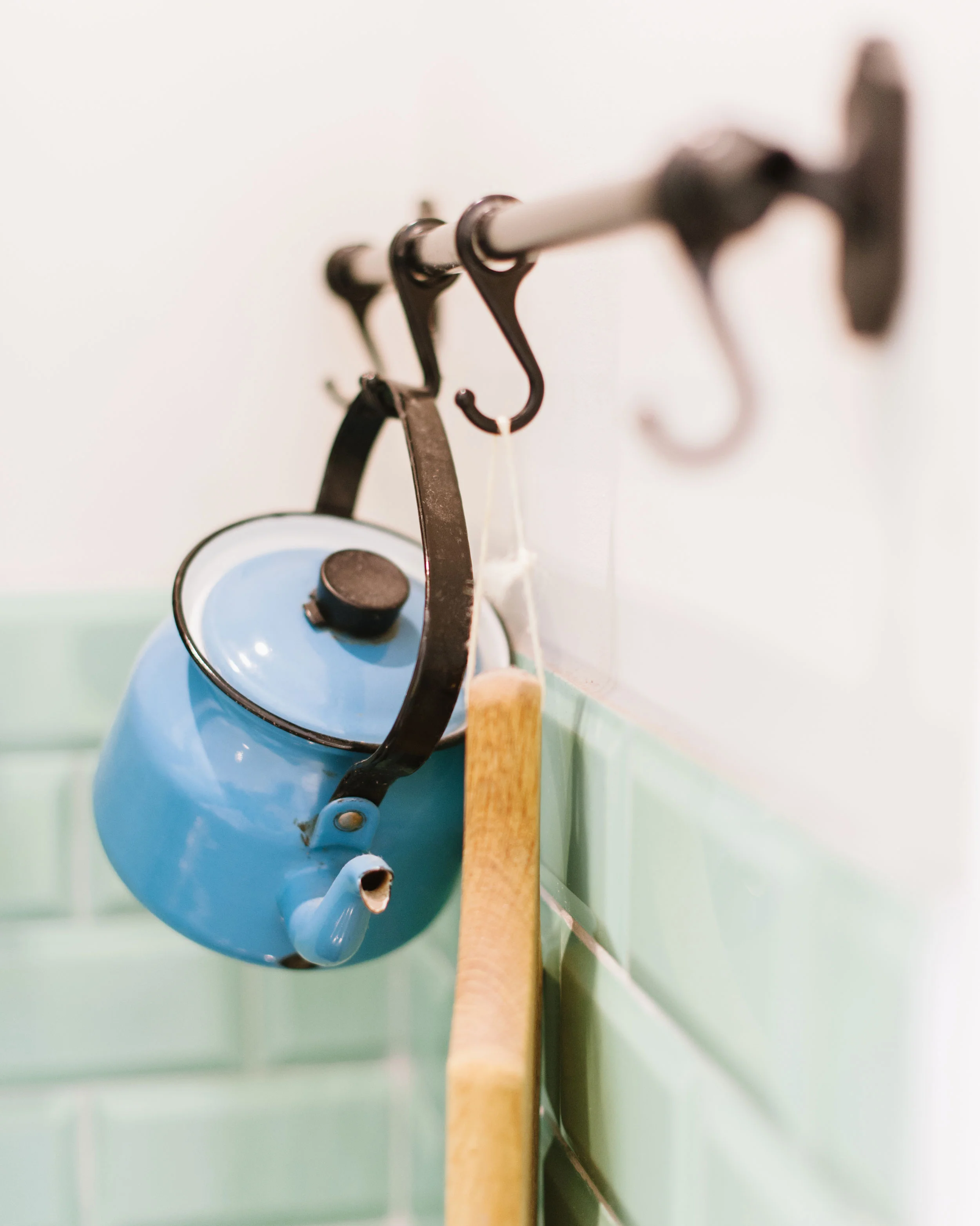 Old-enameled-teapot-hanging-in-kitchen.jpg