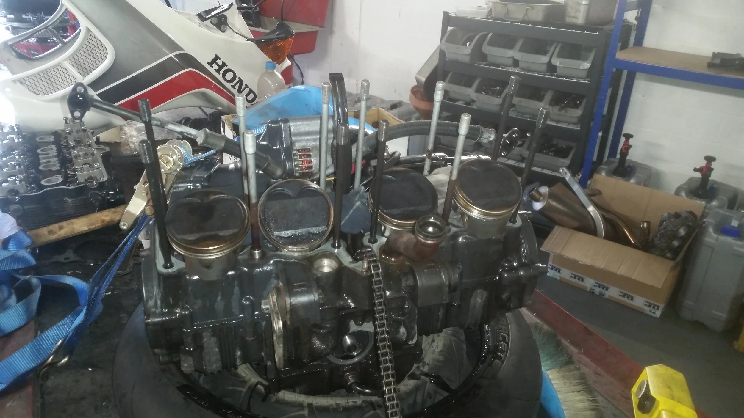 Originalpistons in very good condition.
