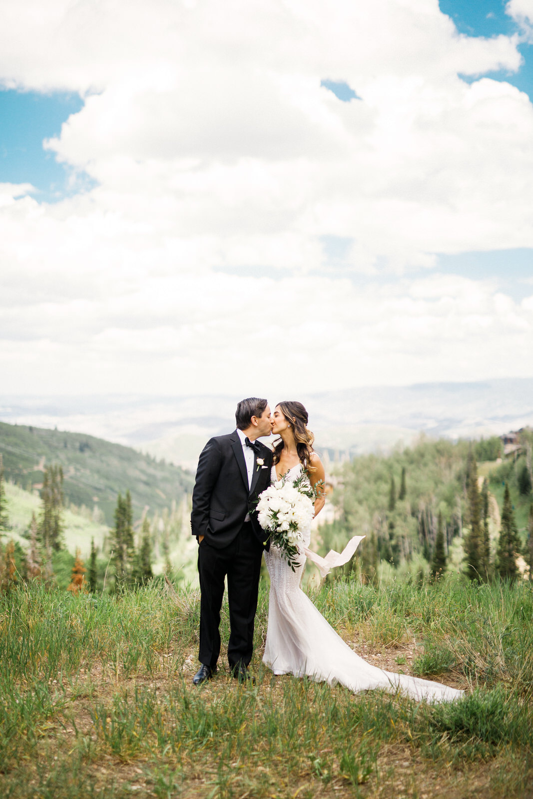 Montage Deer Valley Wedding | Summer Wedding | Neutral Wedding Decor | White Wedding Floral | Michelle Leo Events | Utah Event Planner and Designer | Gideon Photography