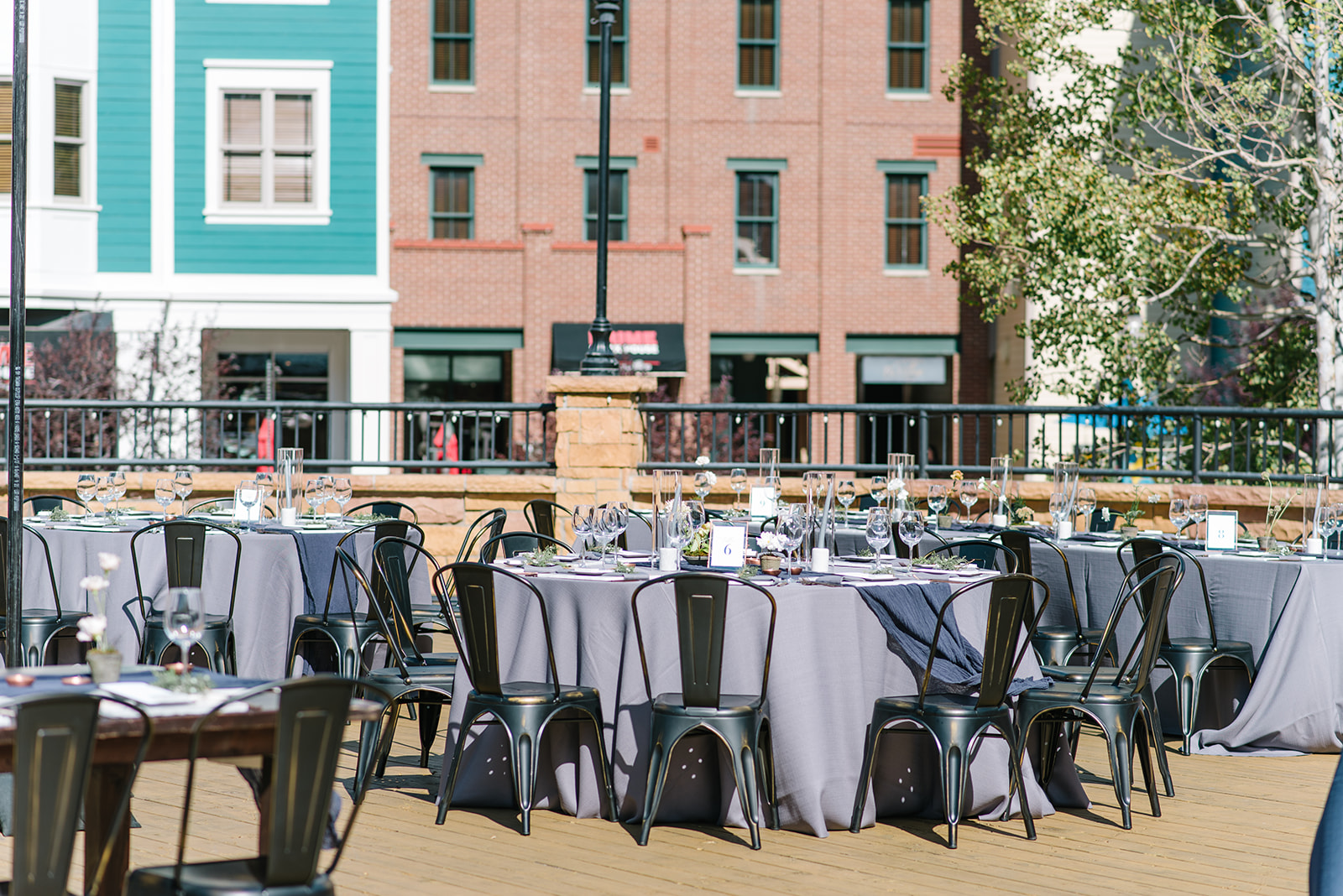 Park City Main Street Wedding | Modern Wedding Design | Navy Wedding Details | Outdoor Wedding | Michelle Leo Events | Utah Event Planner | Heather Nan Photography