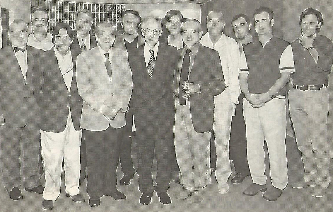 Homenaje a Juanjo Estellés en Club Diario Levante (2001). Este en el centro, a su izquierda Manolo Portaceli, de blanco Emilio Giménez y Carlos Salazar a su lado.