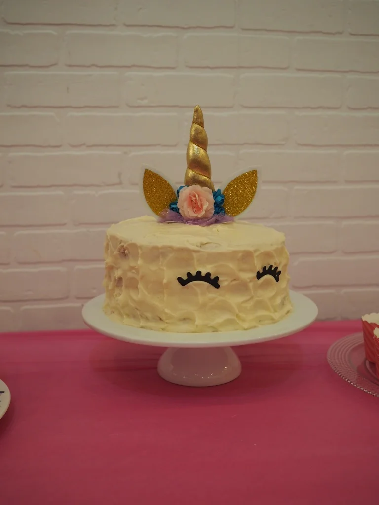the way this cake is leaning drives me nuts! i gave away ALL my cake equipment when i left the uk - i couldn't find a cake leveller in time!