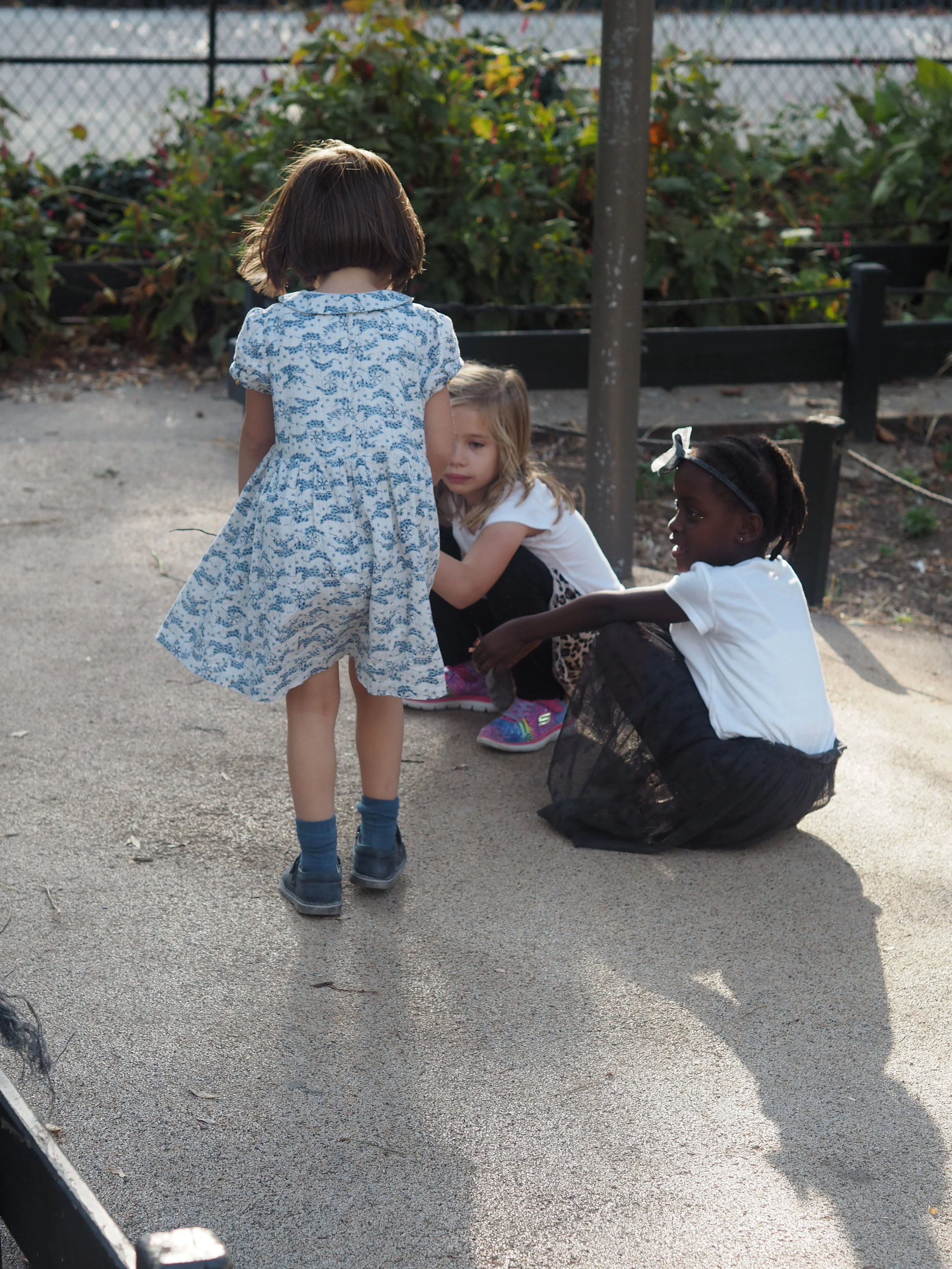 this little girl’s outfit just screamed “Parisian child” to me! her little dress with a Peter Pan collar, little blue socks and blue shoes. teamed with her little bob and cute hair clip she was just irresistible!!