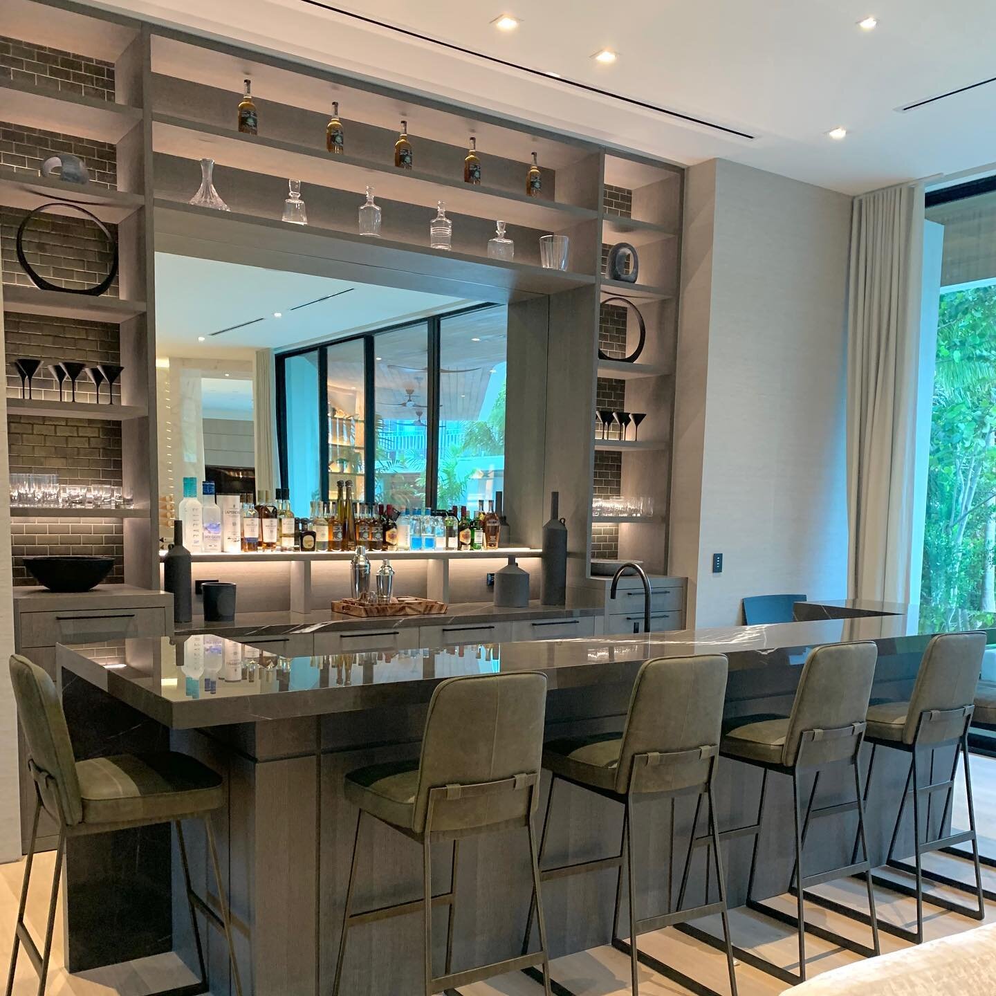 It&rsquo;s finally Friday🍸. This home features a set of dreamy, contrasting bars with plenty of illuminated shelf space to dress up. Love the way they turned out! Now the question is: wine or a cocktail?