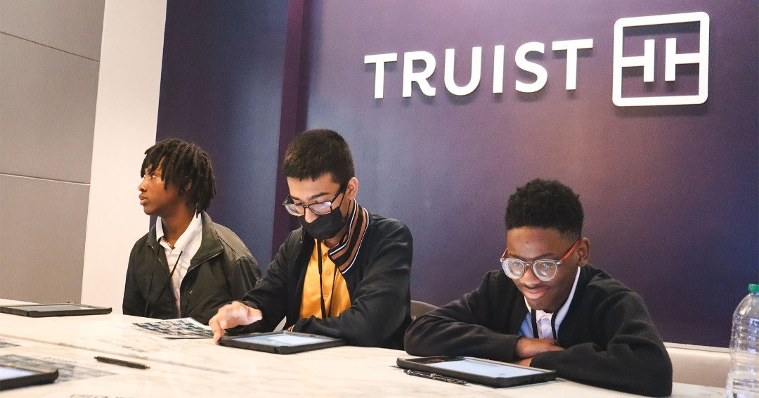 Happy @truist Tuesday! 🌟

Today at the JA Discovery Center in Atlanta, students are diving into financial literacy in JA Finance Park, with a special visit to the Truist storefront. Truist plays a crucial role in educating students about essential f